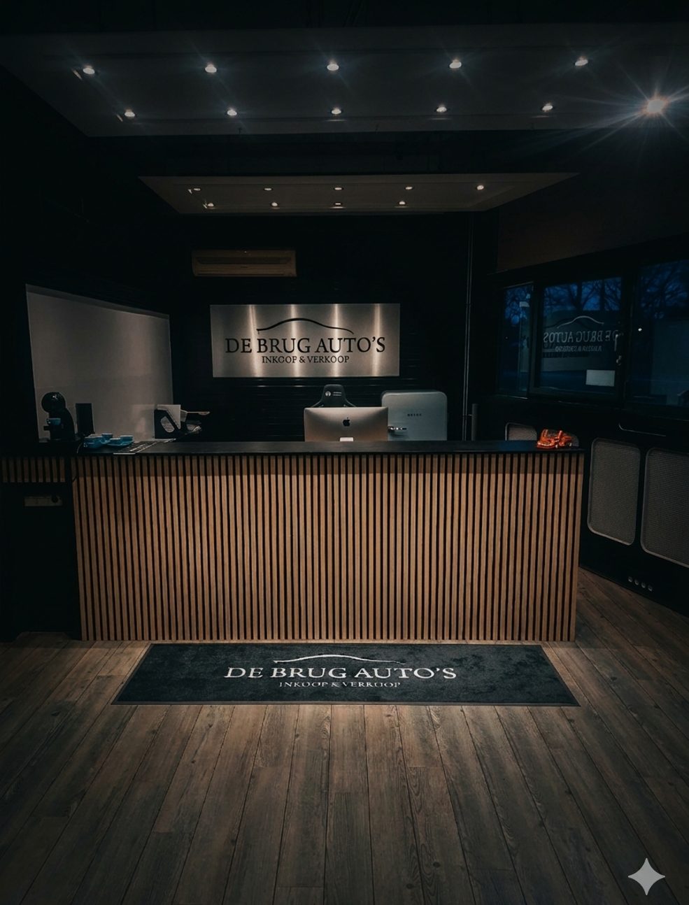 Showroom met tweedehands auto's bij De Brug Auto's in Reeuwijk
